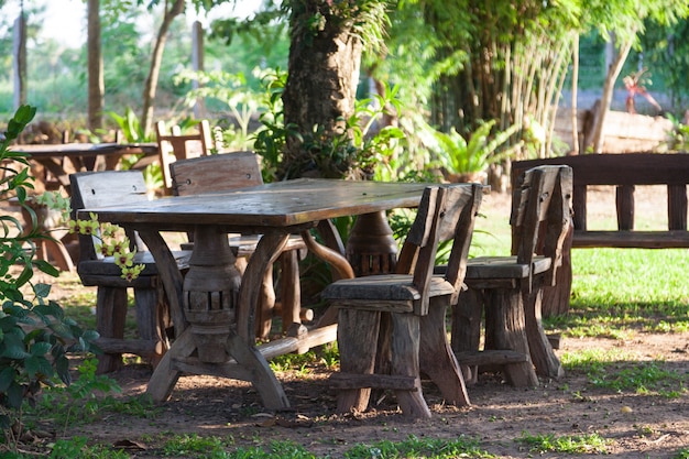 Tafel en stoelen op het gazon.