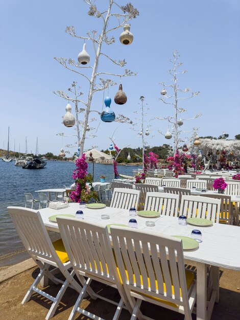 Foto tafel en stoelen op het strand.