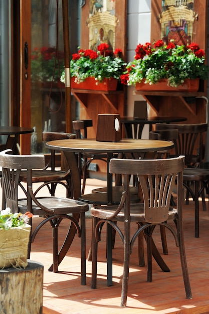 Tafel en stoelen op het terras van het restaurant