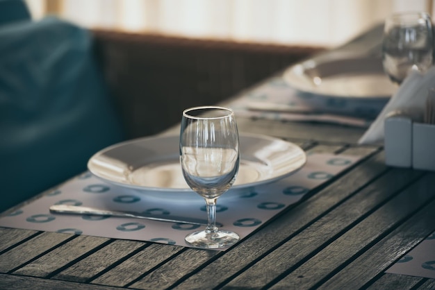 Tafel gedekt in restaurant