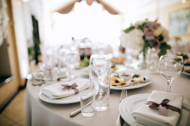 Tafel gedekt voor diner catering in restaurant