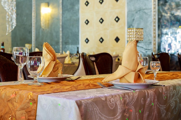 Tafel gedekt voor een bruiloft of een ander verzorgd evenementdiner