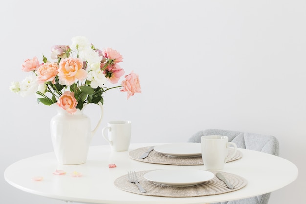 Tafel geserveerd met een boeket rozen