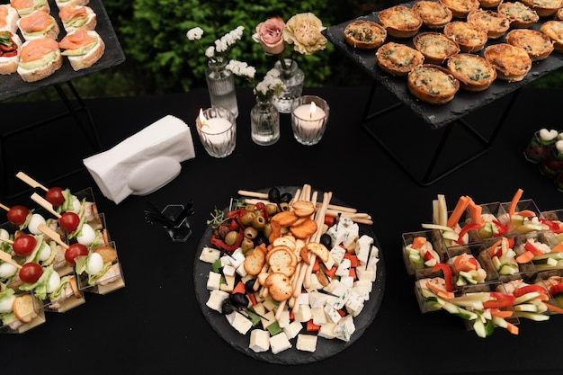 Tafel geserveerd met snacks en lege glazen. Heerlijke gerechten bij de huwelijksceremonie close-up. De restauranttafel is klaargemaakt voor de viering van het evenement. feest concept