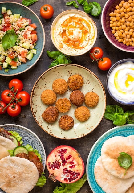 Tafel geserveerd met traditionele gerechten uit het Midden-Oosten. Kom met falafel, doner kebap, hummus