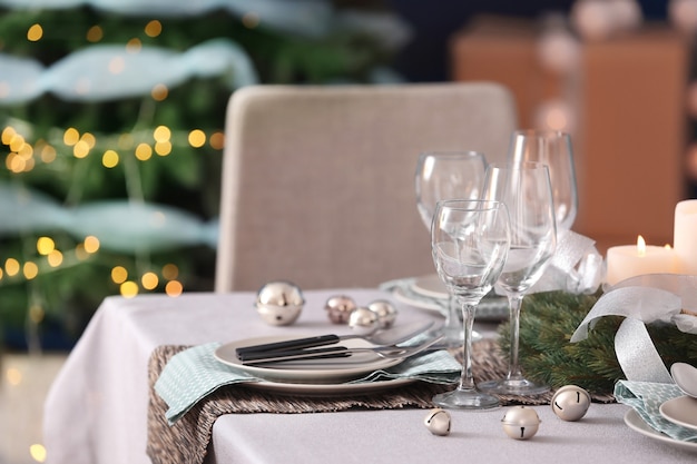 Tafel geserveerd voor het kerstdiner in de woonkamer