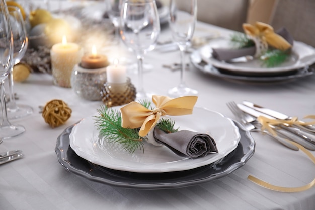 Tafel geserveerd voor het kerstdiner