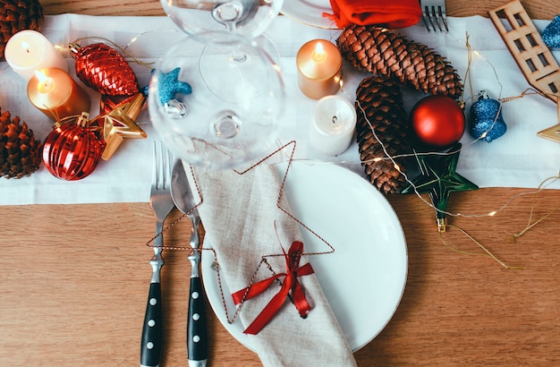 Tafel geserveerd voor kerstdiner in de woonkamer