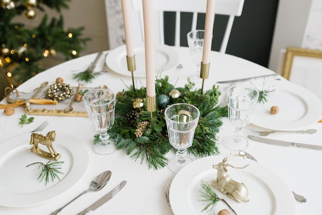 Foto tafel geserveerd voor kerstdiner in de woonkamer