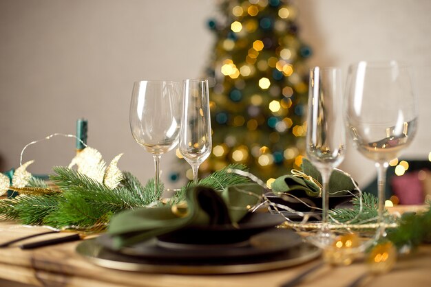 Tafel geserveerd voor kerstdiner in woonkamer,