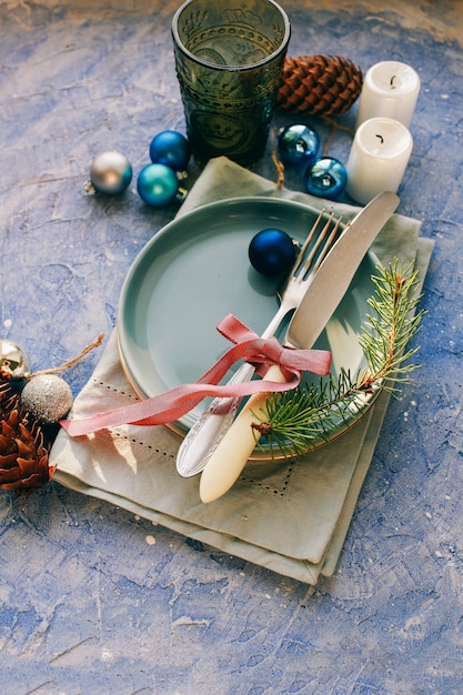 Tafel geserveerd voor kerstdiner