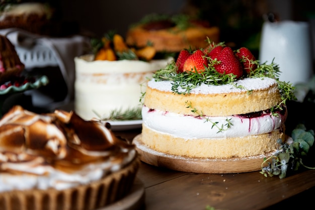 Tafel gevuld met zelfgemaakt gebak