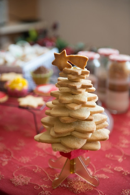 tafel in een huis met kerstsnoepjes