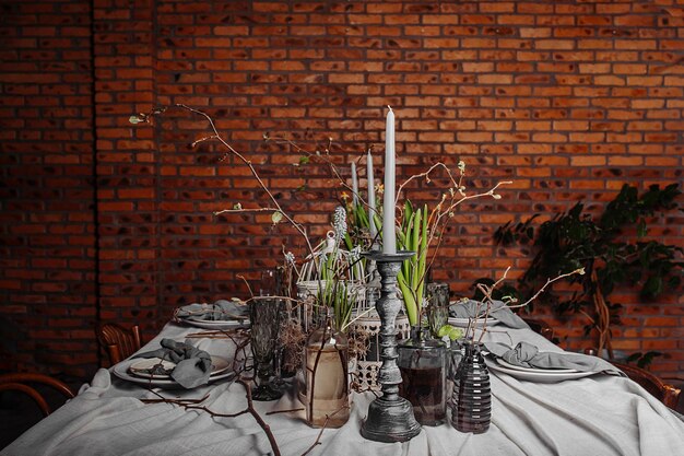 Foto tafel in een mysterieuze voorjaarsstijl met levende planten en takken