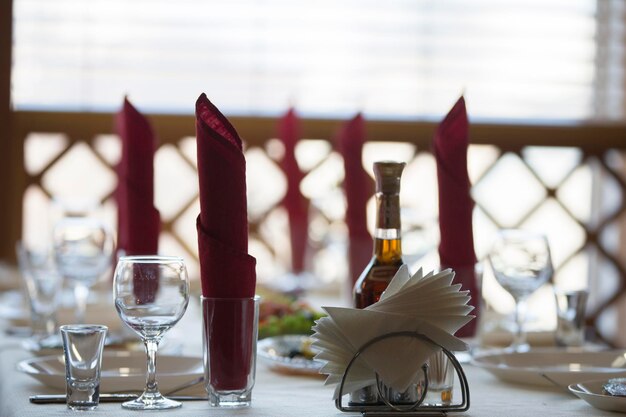 Tafel in het restaurant met apparaten klaar voor het begin van het diner