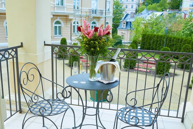 Tafel met bloemen en champagne op het balkon