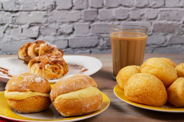 Tafel met Braziliaanse hapjes Kaasbrood zoete brioche koffie met melk en Berlin ball