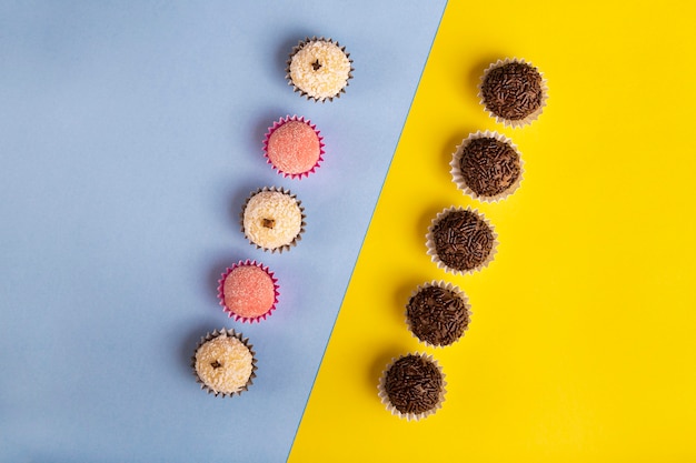 Tafel met brigadeiro en diverse feestsnoepjes