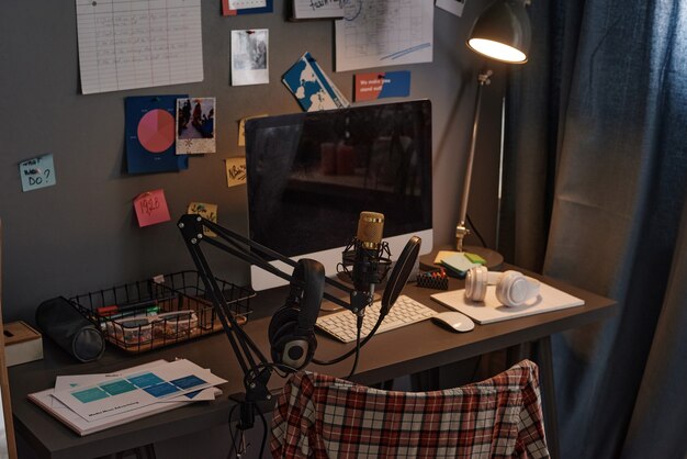Tafel met computer en microfoon voor werk