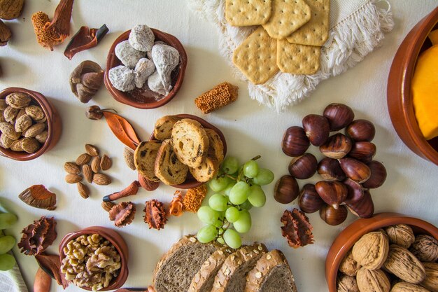 Foto tafel met een variatie aan herfstvruchten. achtergrond met fruit, noten en pompoen. allerheiligen.