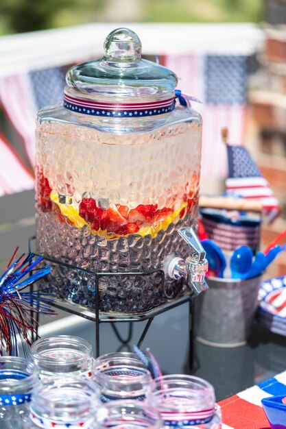 Tafel met eten en drinken voor het vieren van 4 juli op het achterterras.