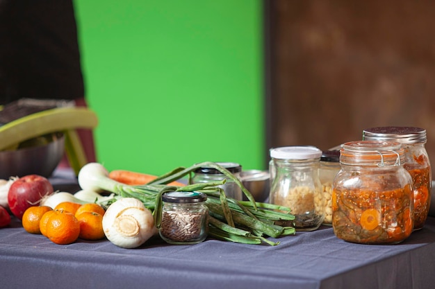 Tafel met eten uit de biologische landbouw