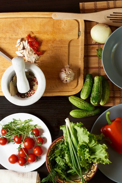 Tafel met groenten klaar voor een gezonde salade