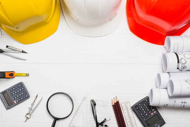 Foto tafel met hardhats en benodigdheden