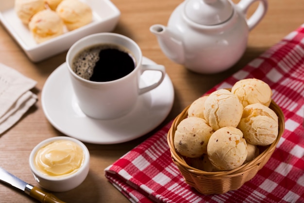 Tafel met kaasbroodjes Kaasbrood traditionele Braziliaanse snack