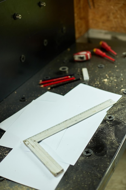 Tafel met papieren potloodliniaal architect tekent plan van nieuw appartementontwerp op workshop