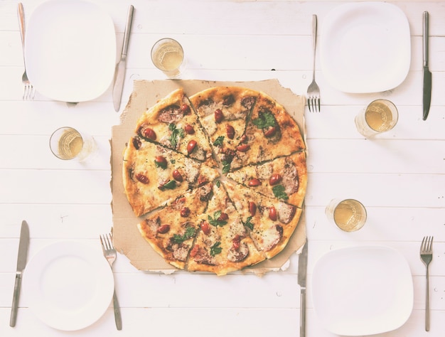 Tafel met pizzaset voor vier personen