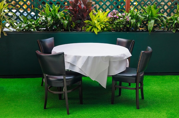 Tafel met stoelen om buiten te eten op straatcafé