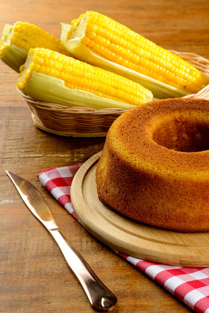 Tafel met traditionele gerechten en snoep voor Festa Junina. Corn cake.