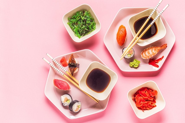 Tafel met traditionele Japanse gerechten, bovenaanzicht.