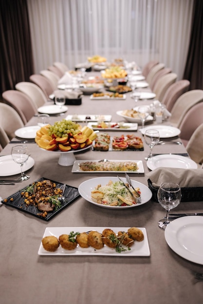 Tafel met verschillende gerechten en gerechten viering in restaurant