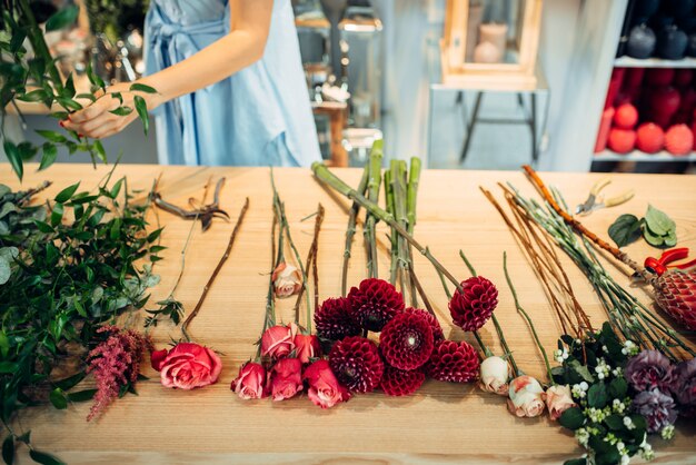 Tafel met verse bloemen van verschillende variëteiten in bloemenwinkel