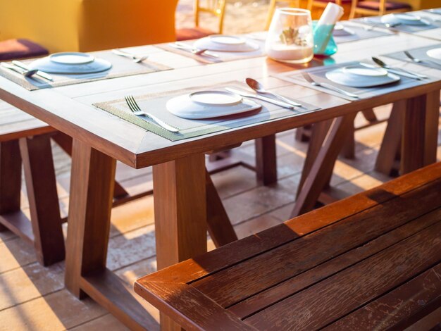 Tafel op buitenrestaurant op het strand