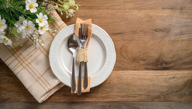 Tafel op hout Leeg bord mes vork specerijen en servet Bovenzicht en plat leggen met kopieerruimte