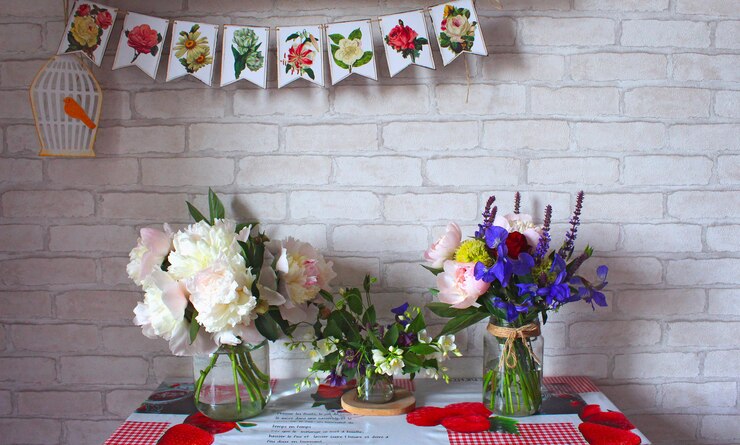 Tafel vaas boeketten bloemen