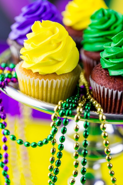 Tafel versierd voor Mardi Gras-feest.