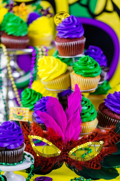 Tafel versierd voor mardi gras-feest.