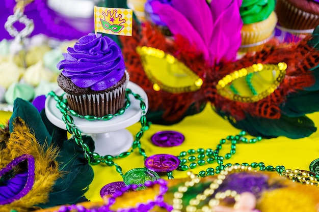 Tafel versierd voor Mardi Gras-feest.