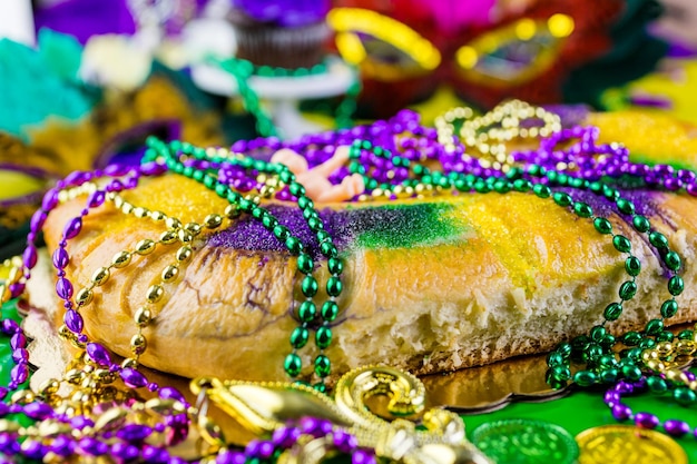 Tafel versierd voor Mardi Gras-feest.