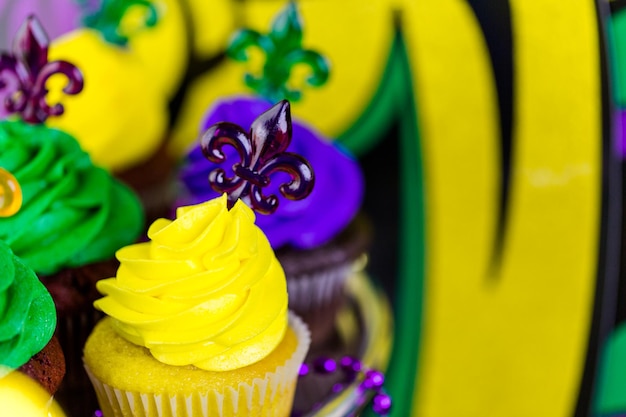 Tafel versierd voor Mardi Gras-feest.