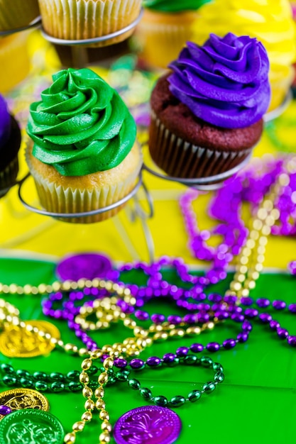 Tafel versierd voor Mardi Gras-feest.