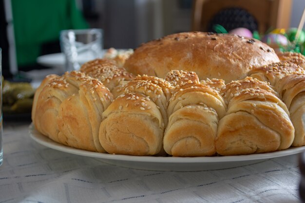 Tafel vol met eten op paasvakantie.