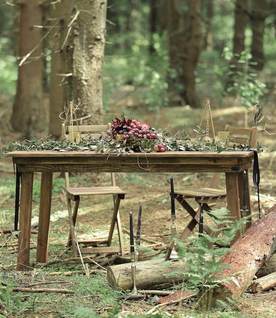 Tafel voor een feestelijke picknick in het bos. Vakantieconcept.