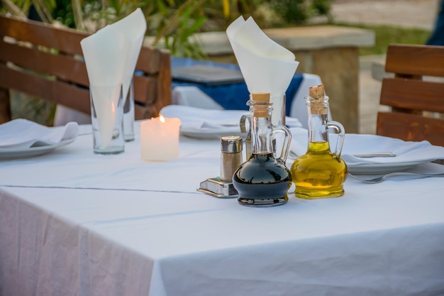 Tafel voor een romantisch diner bij kaarslicht