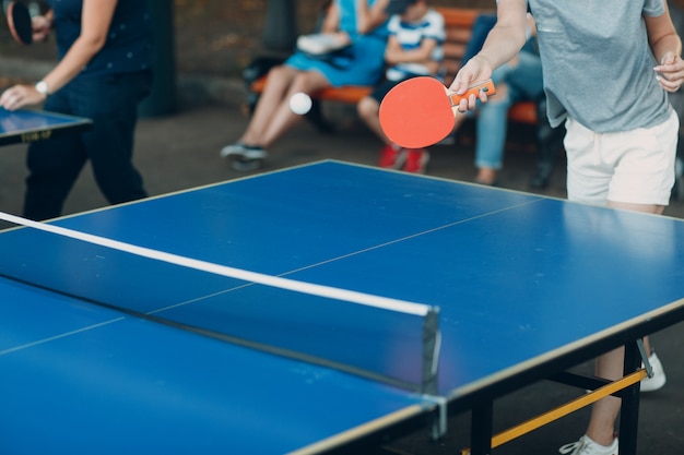 Tafel voor pingpong en speler met racket