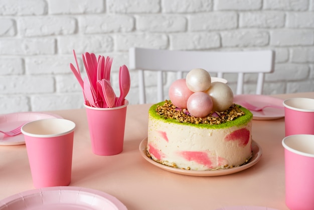 Foto tafelarrangement voor verjaardagsevenement met cake en kopjes